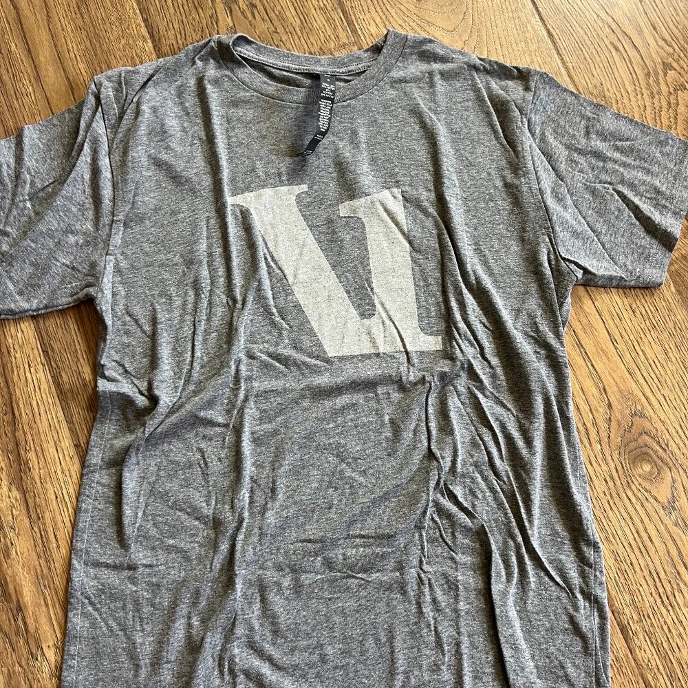 Vuori Men's Medium Heather Gray V1 Logo Tee